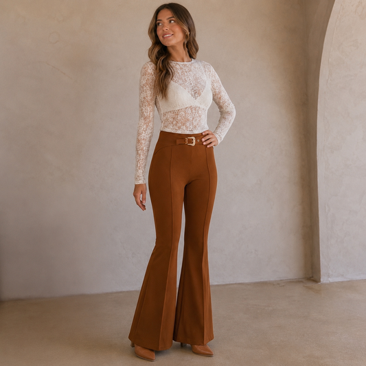 Pantalones acampanados con hebilla de hora de sillín