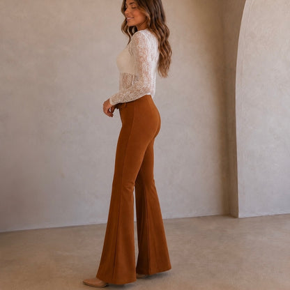 Pantalones acampanados con hebilla de hora de sillín