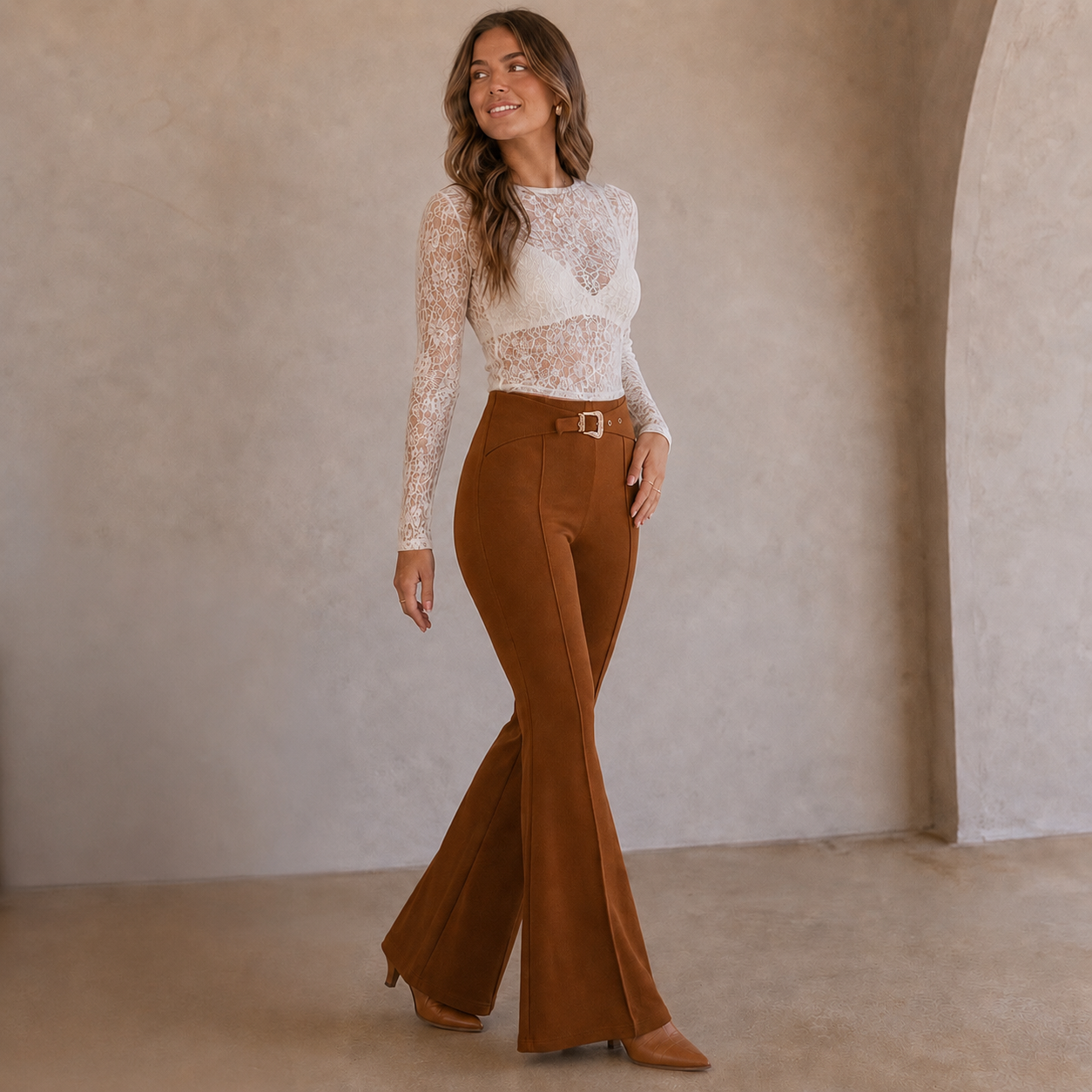 Pantalones acampanados con hebilla de hora de sillín