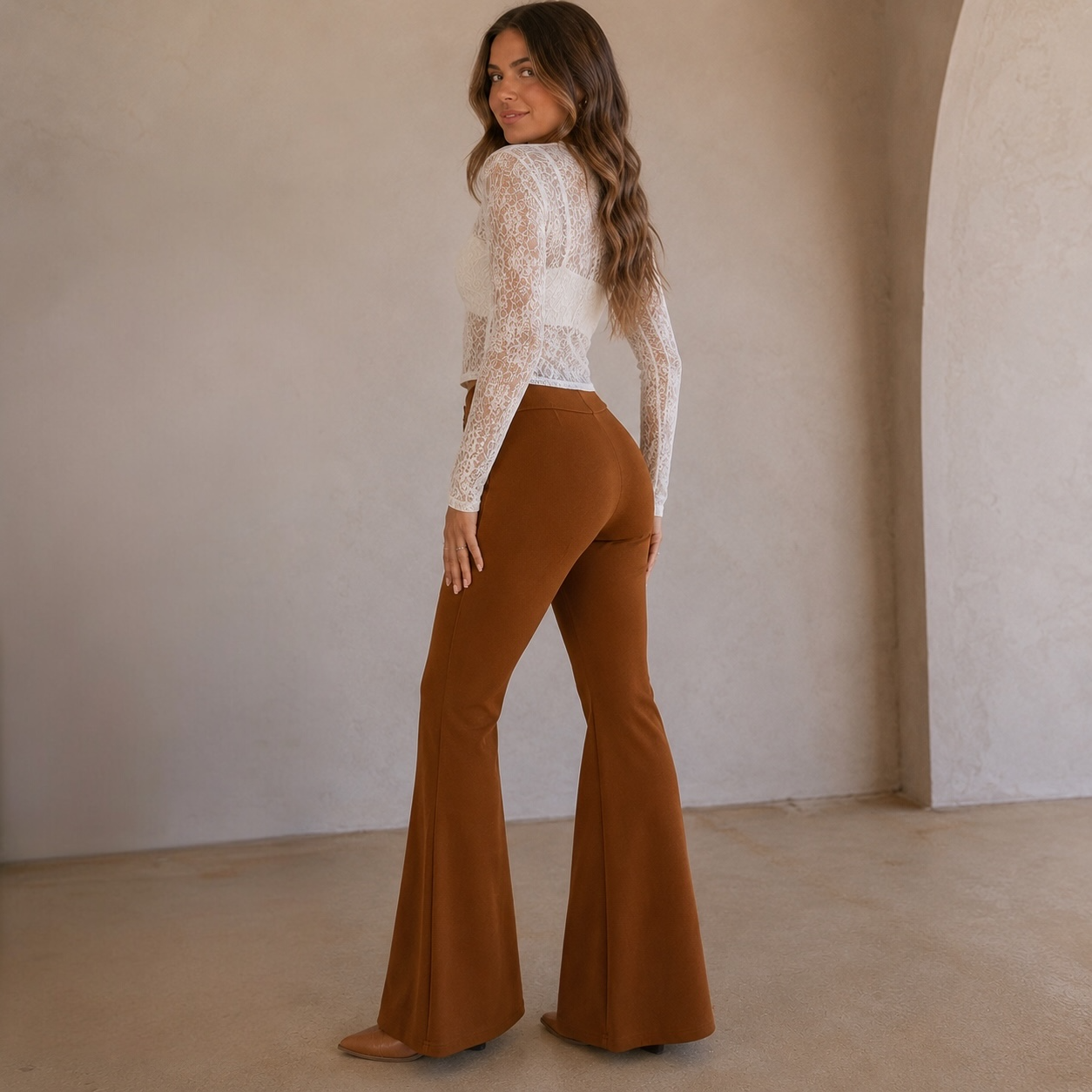 Pantalones acampanados con hebilla de hora de sillín