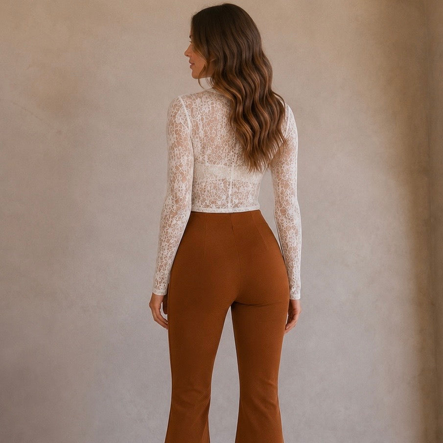 Pantalones acampanados con hebilla de hora de sillín