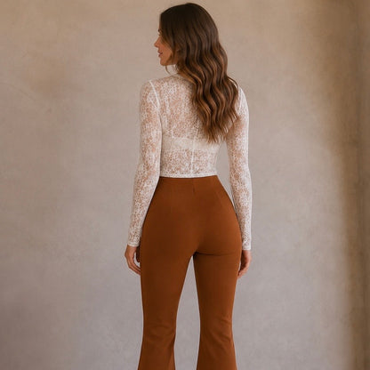Pantalones acampanados con hebilla de hora de sillín